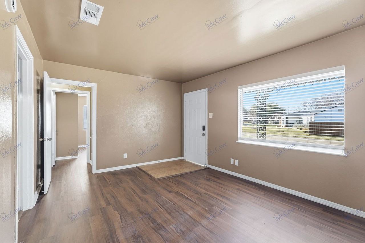 3130 S Llewellyn Ave - Photo 3 of 19