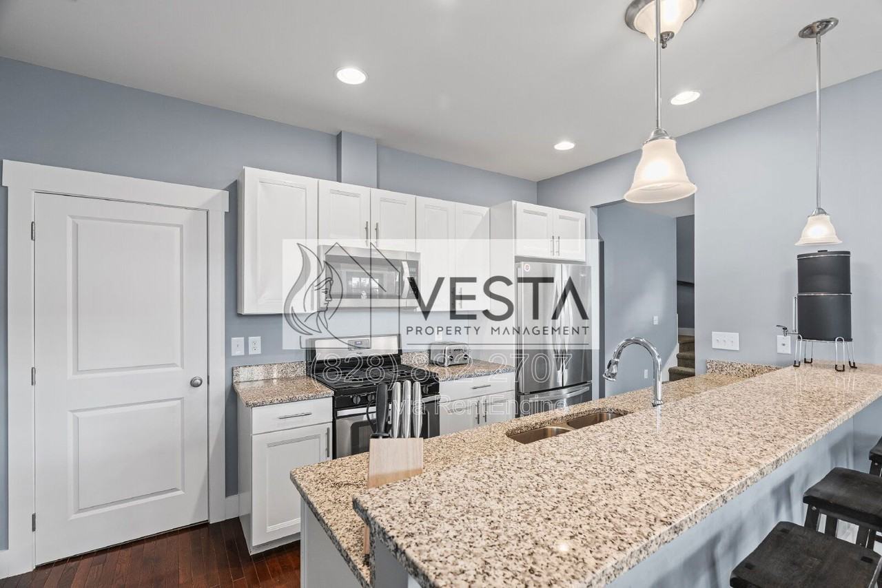 16 Hyde Park Pl - Photo 4 of 36