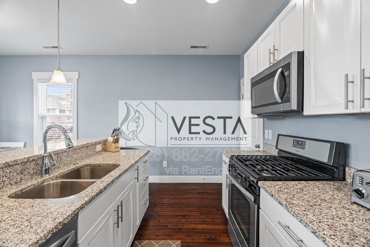 16 Hyde Park Pl - Photo 5 of 36