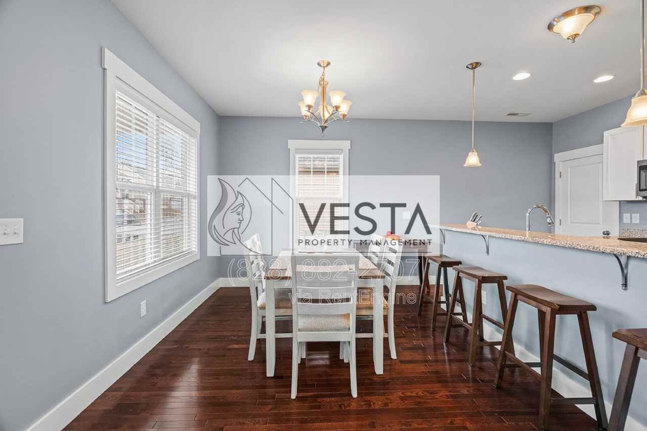 16 Hyde Park Pl - Photo 6 of 36