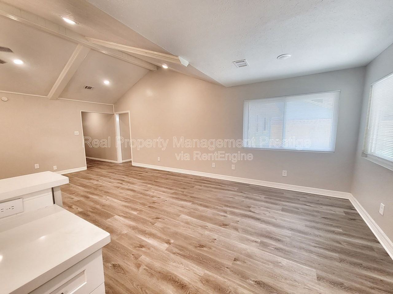 3407 Saratoga Dr - Photo 4 of 15