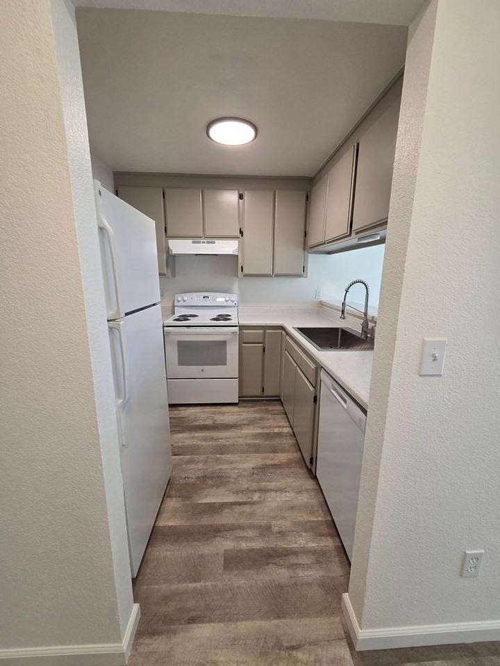 5361 Valleyridge Dr - Photo 2 of 23