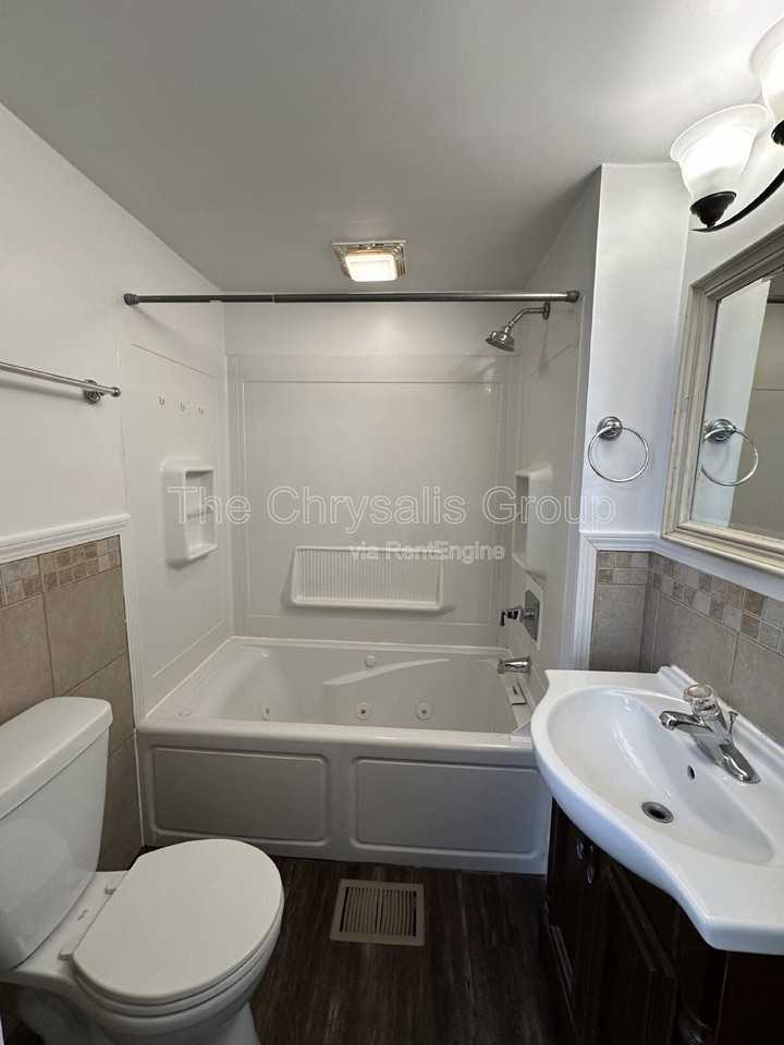 537 1/2 Bucklin St - Photo 5 of 9