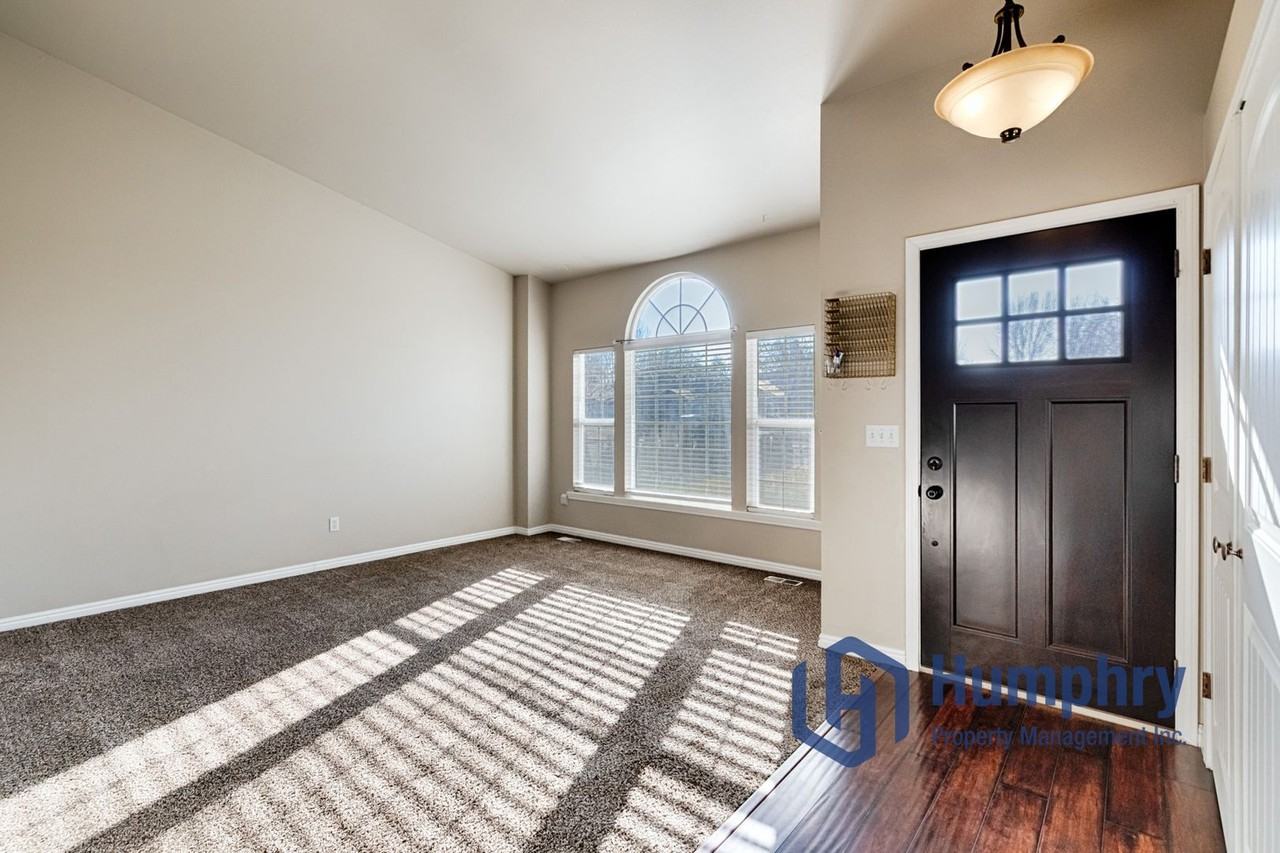 256 W Woodbury Dr - Photo 4 of 32
