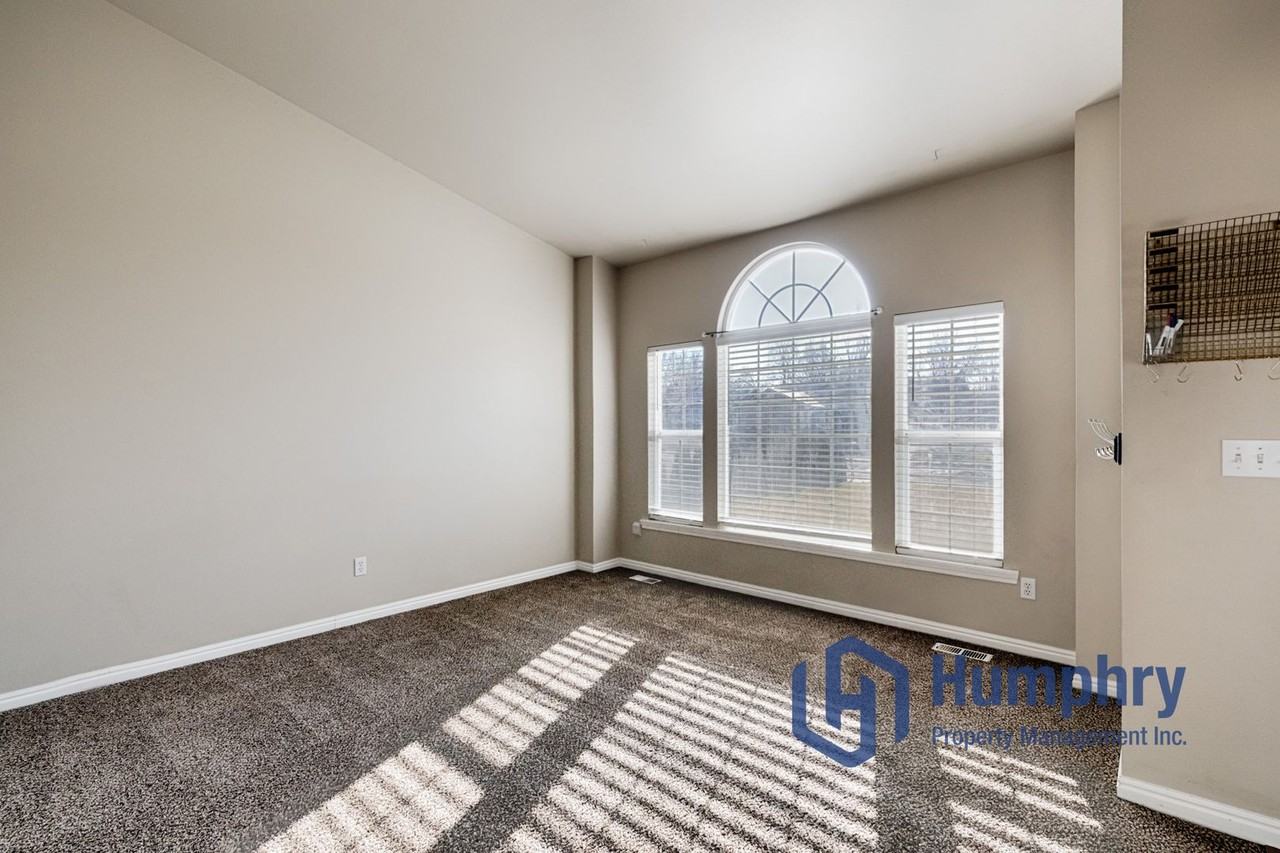 256 W Woodbury Dr - Photo 5 of 32