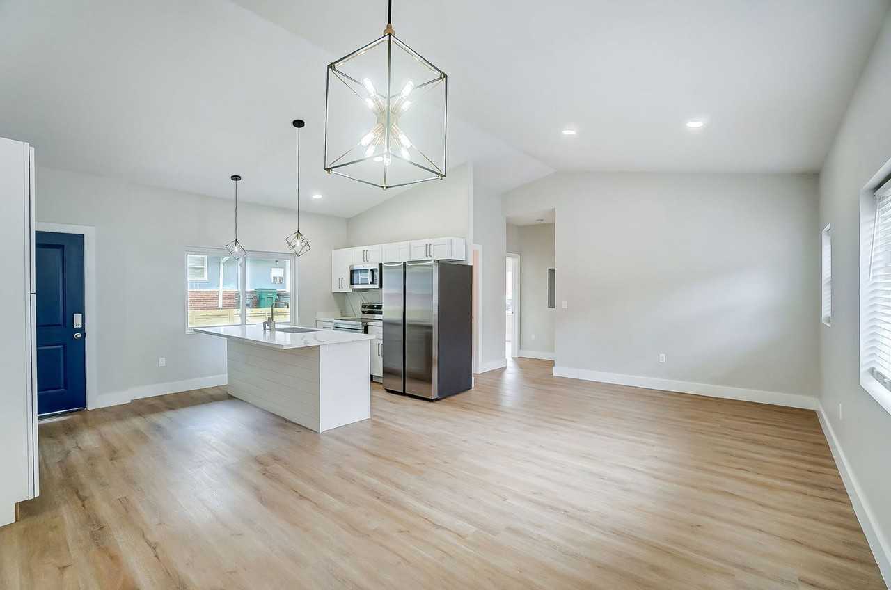 3719 Kirkup Ave - Photo 4 of 50