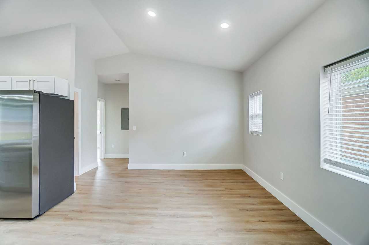 3719 Kirkup Ave - Photo 5 of 50