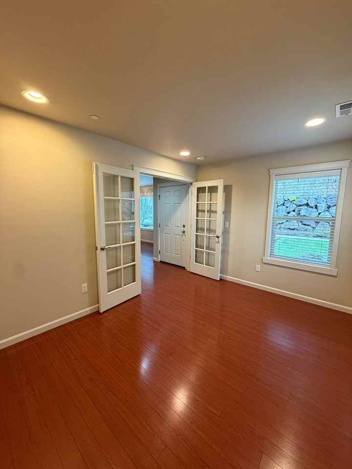 1204 Burnside Pl - Photo 4 of 27