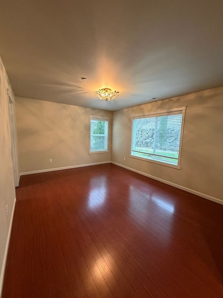 1204 Burnside Pl - Photo 5 of 27