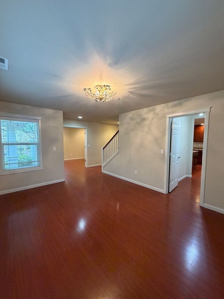 1204 Burnside Pl - Photo 6 of 27