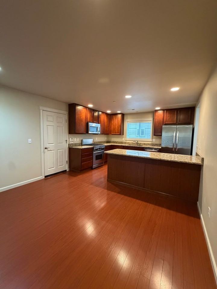 1204 Burnside Pl - Photo 7 of 27