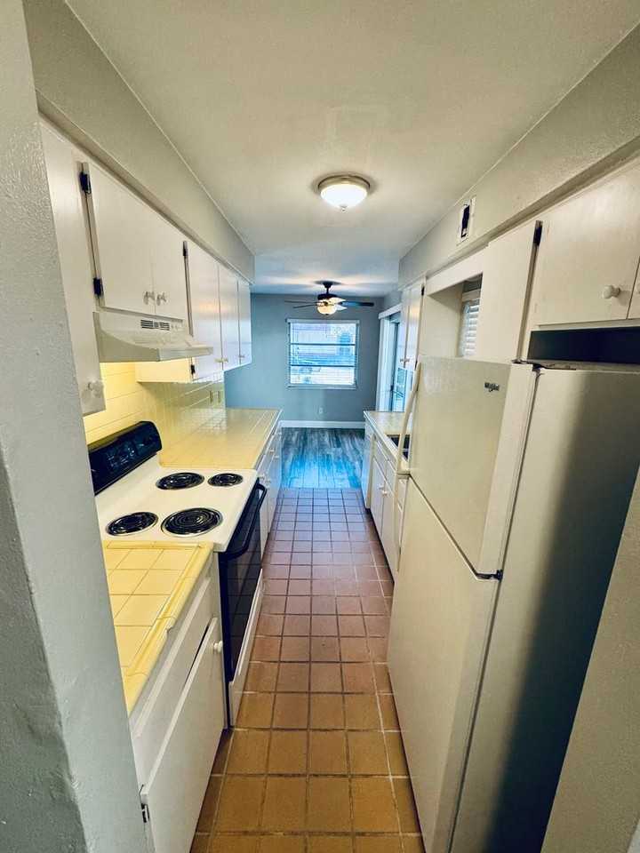 Parklane - 725 2nd Street N - Photo 3 of 18