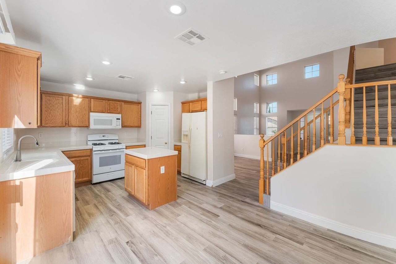 4749 Arial Ridge St - Photo 5 of 27