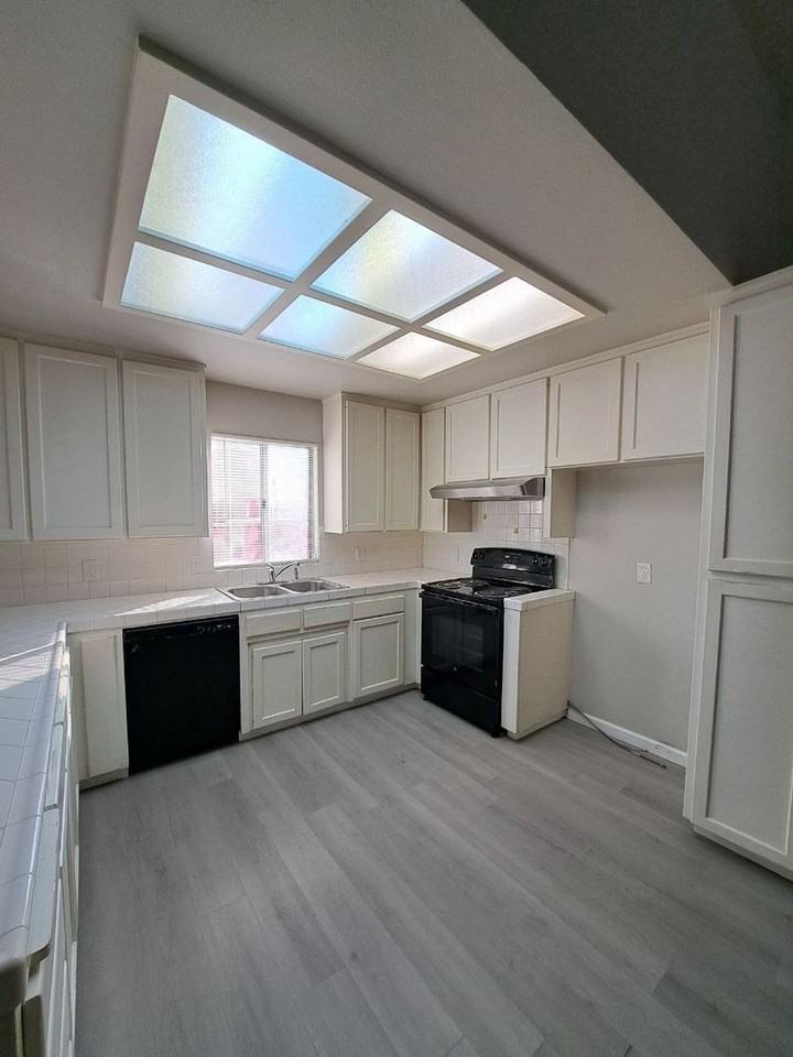 5660 W Tenaya Ave - Photo 3 of 19