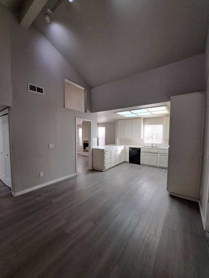 5660 W Tenaya Ave - Photo 4 of 19