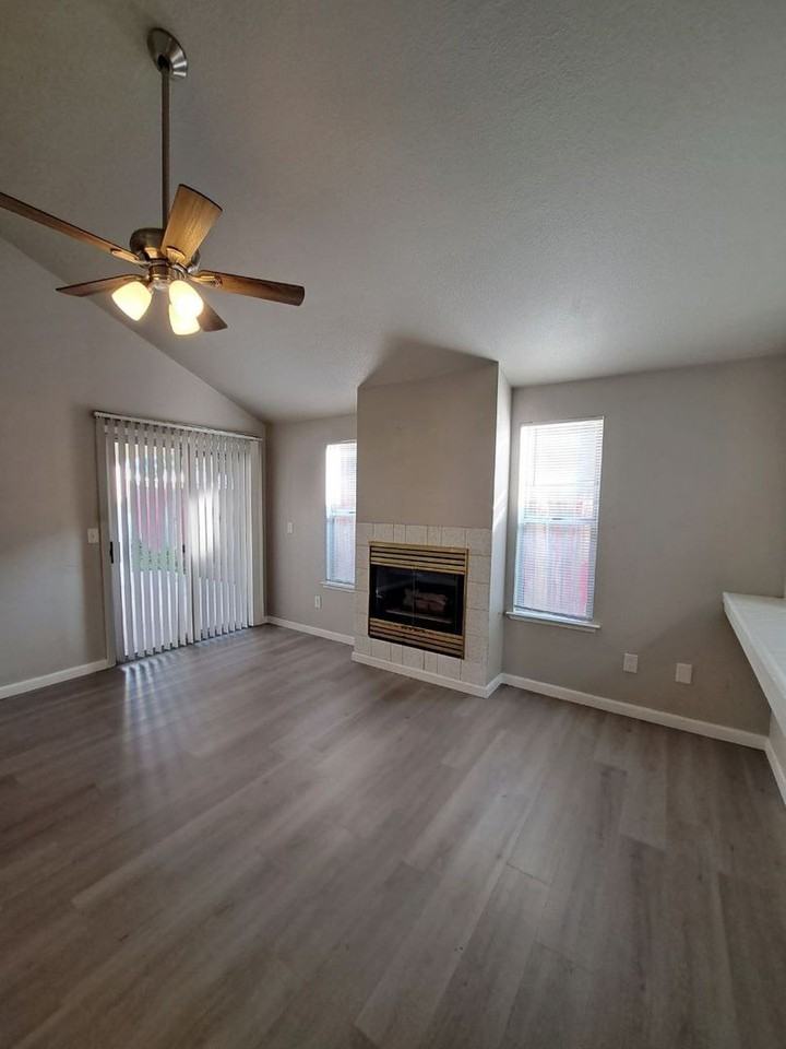 5660 W Tenaya Ave - Photo 6 of 19