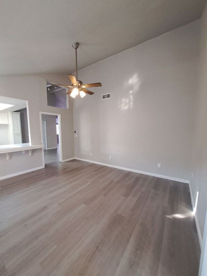 5660 W Tenaya Ave - Photo 7 of 19