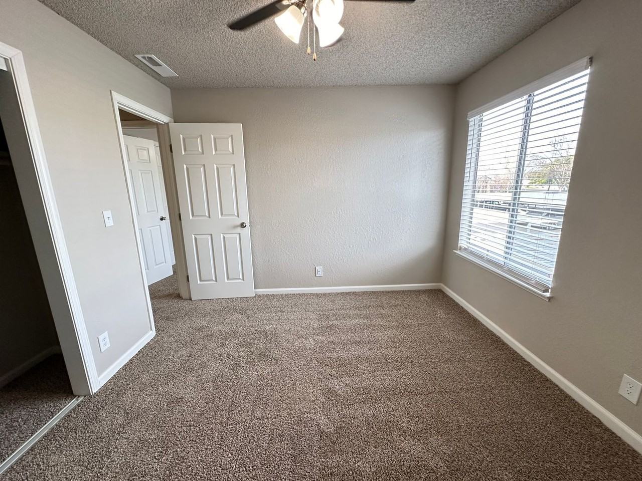 Merit Manor Apartments - Photo 4 of 12