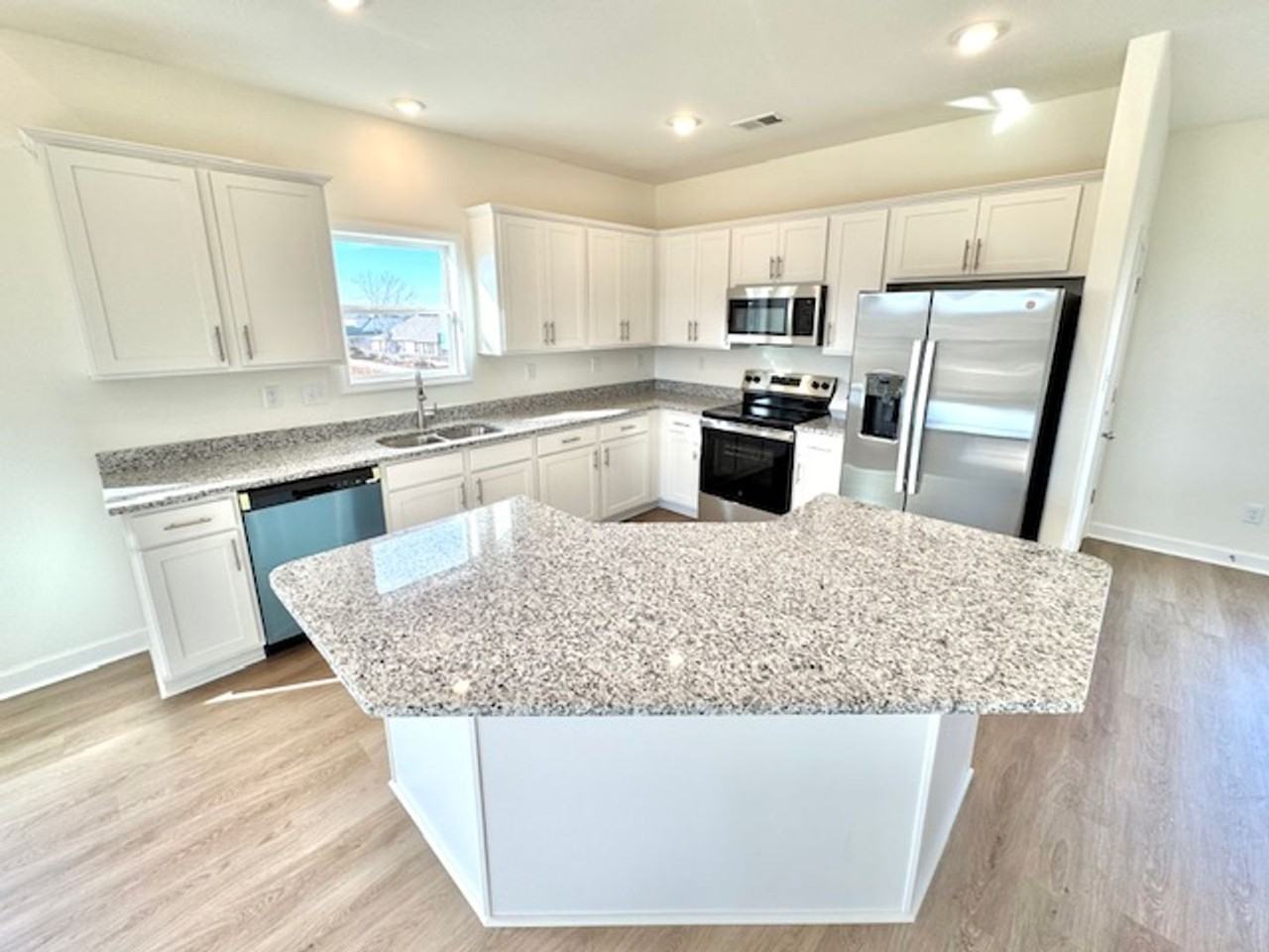 70 Hughetta St N - Photo 4 of 10