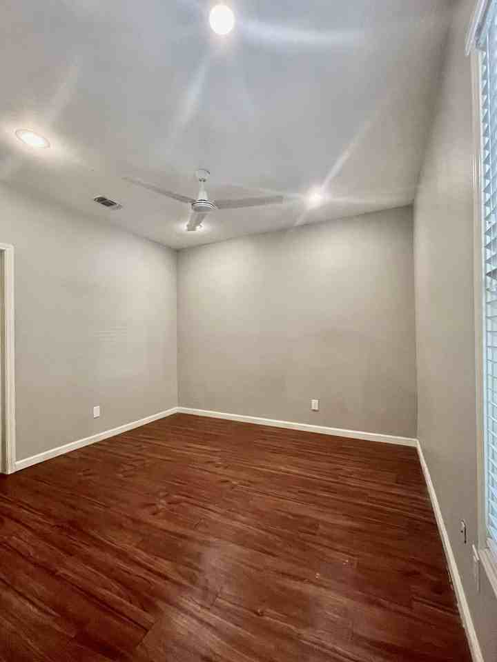 333 W Hutchison St - Photo 7 of 9