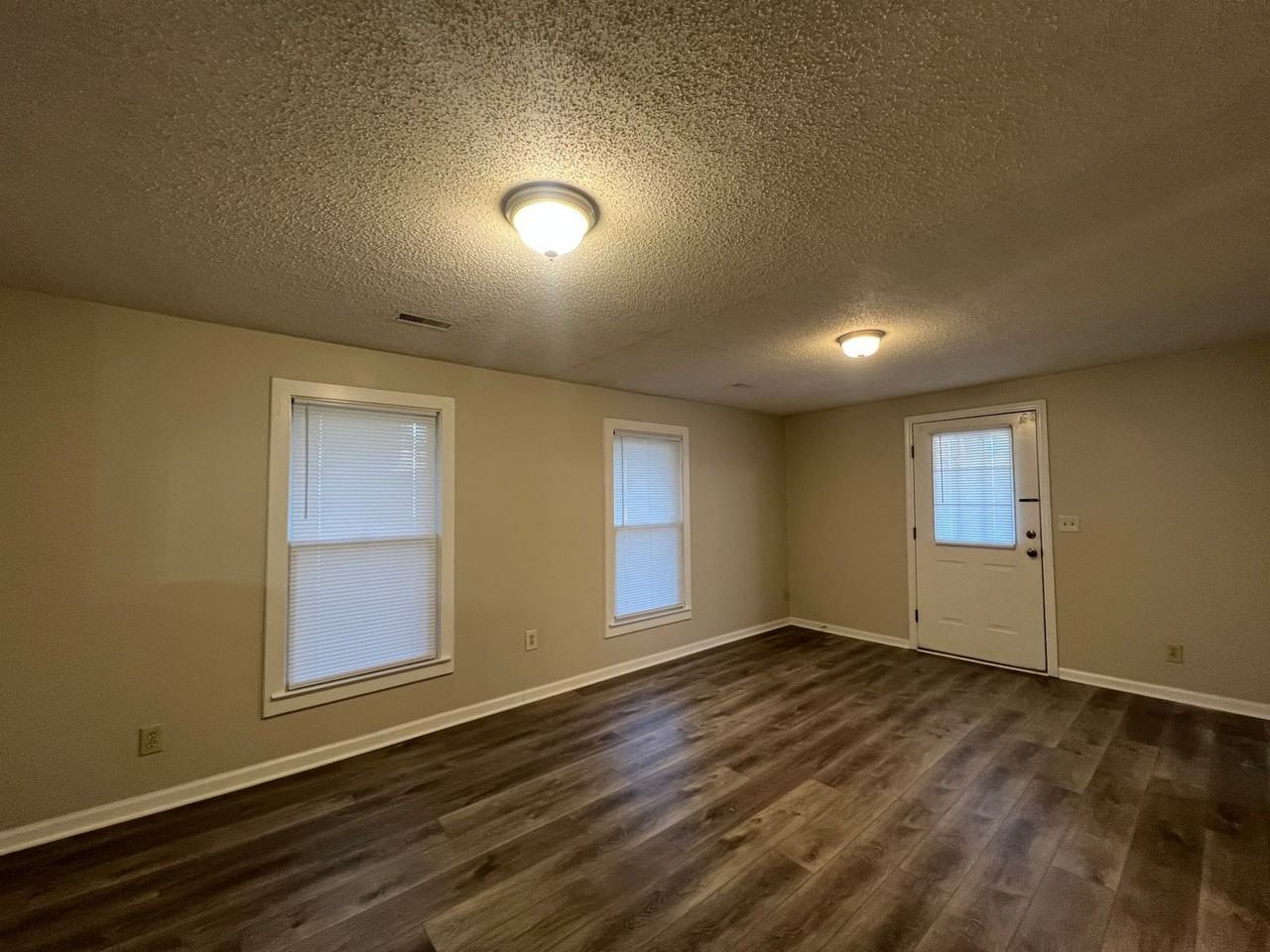 605 N Scruggs St - Photo 3 of 10