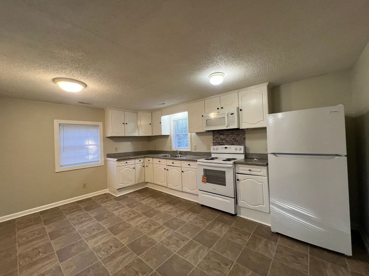 605 N Scruggs St - Photo 4 of 10