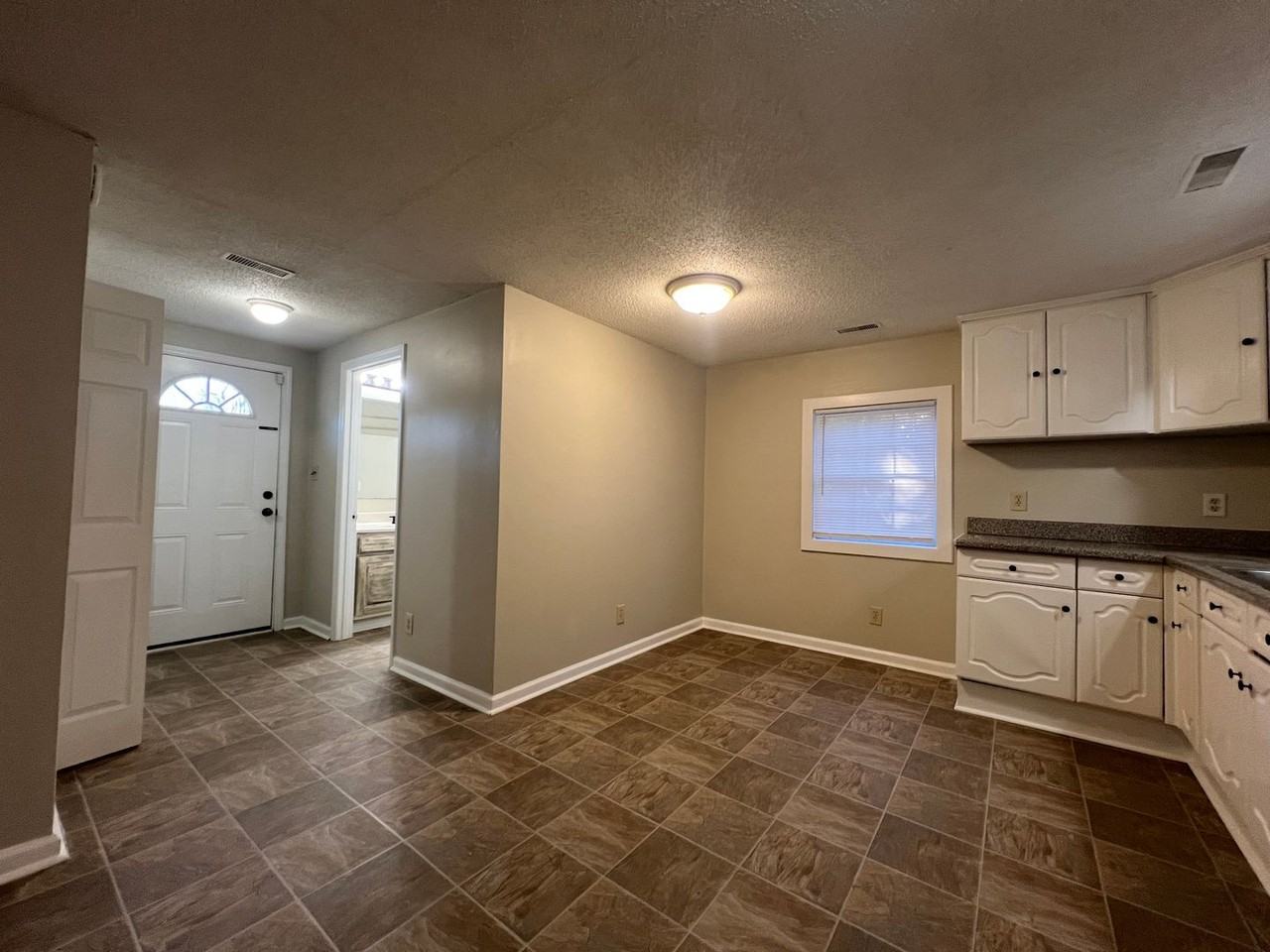 605 N Scruggs St - Photo 5 of 10