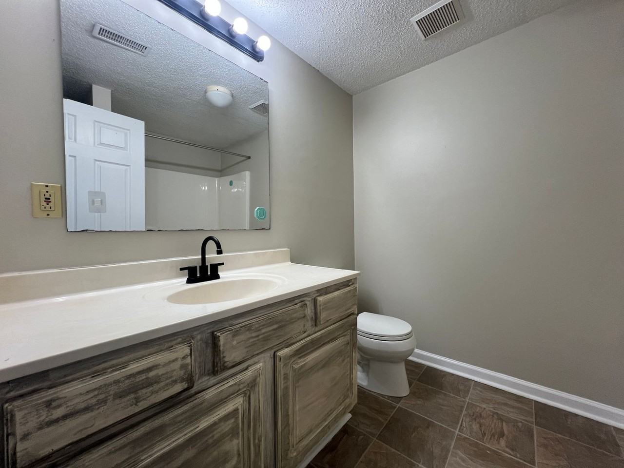 605 N Scruggs St - Photo 7 of 10