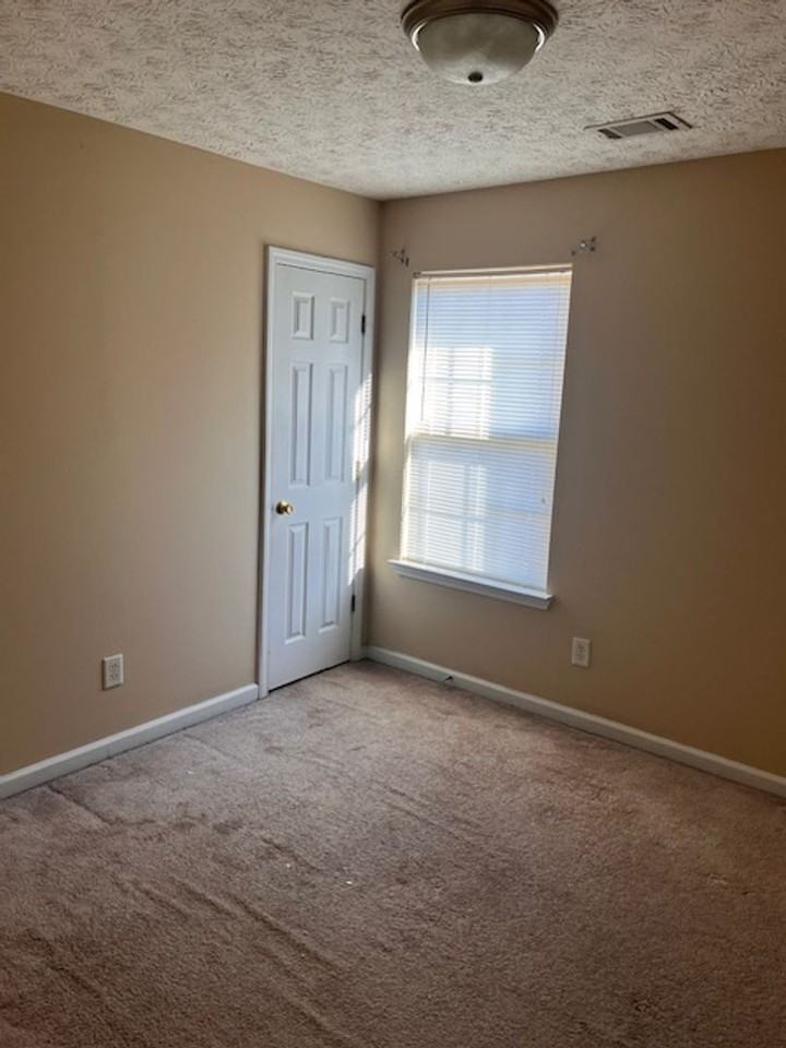 703 Patriots Point St - Photo 5 of 10