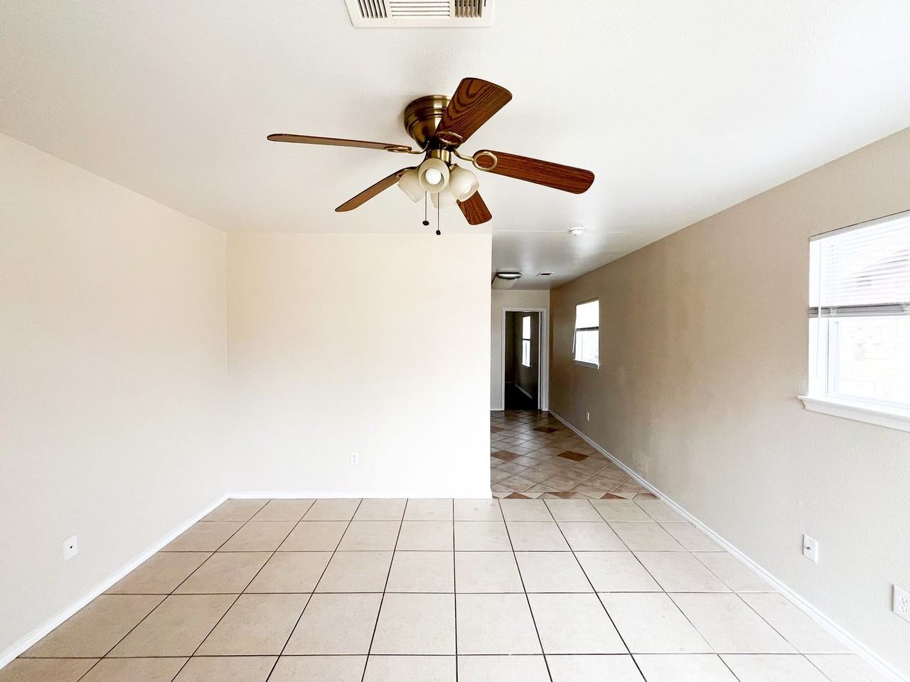 211 W Bobwhite Ln - Photo 3 of 18