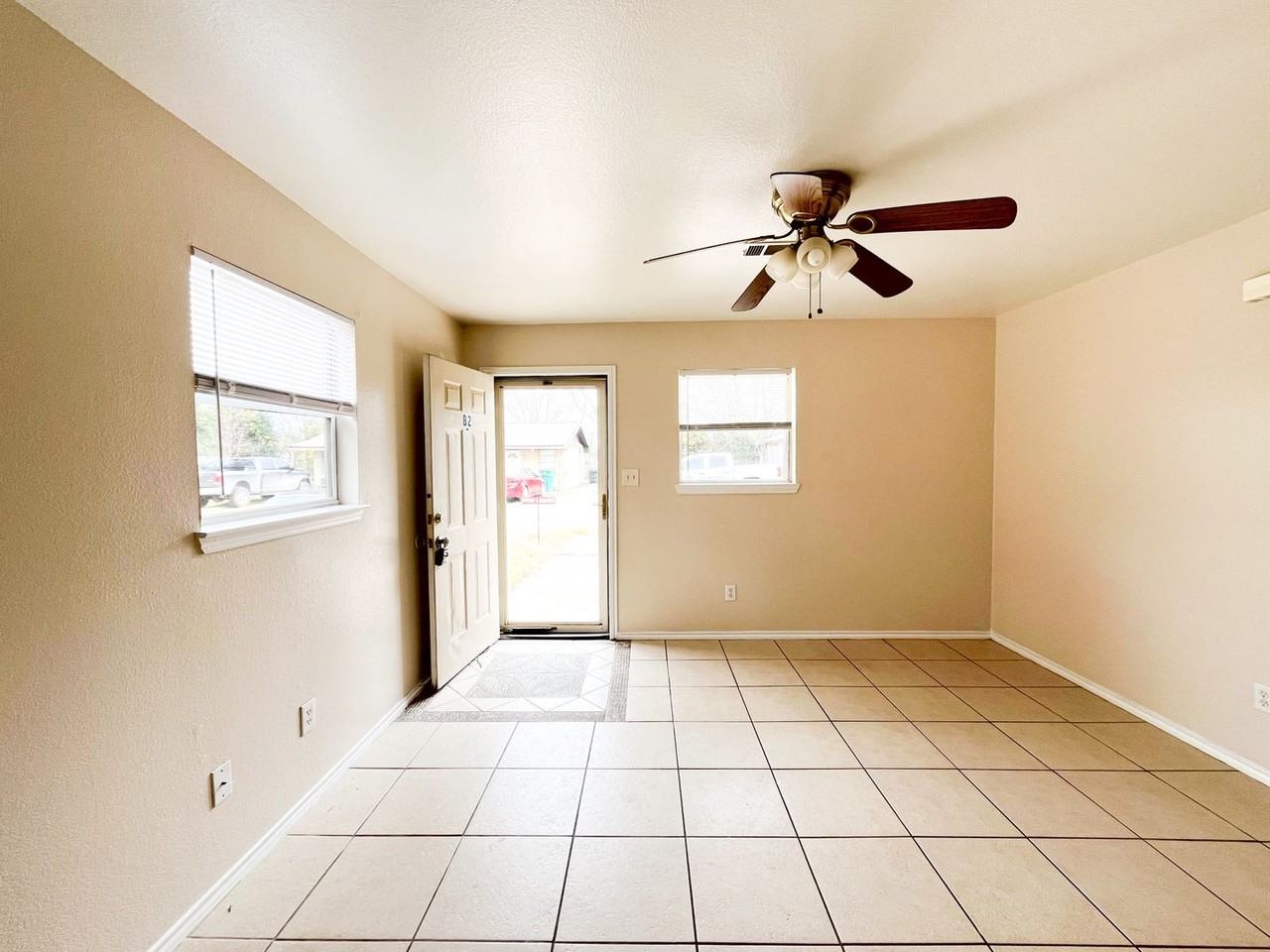 211 W Bobwhite Ln - Photo 4 of 18