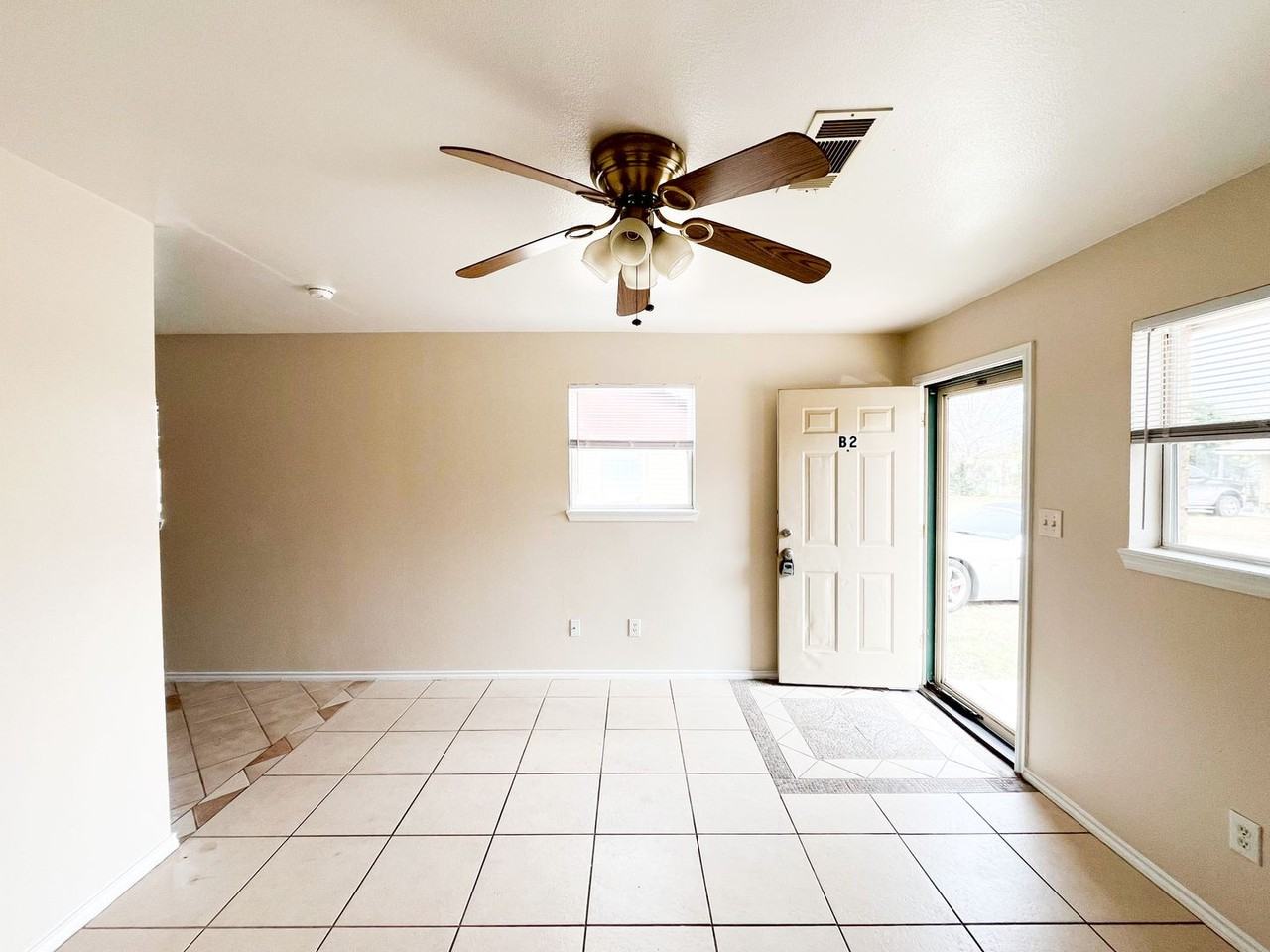 211 W Bobwhite Ln - Photo 5 of 18