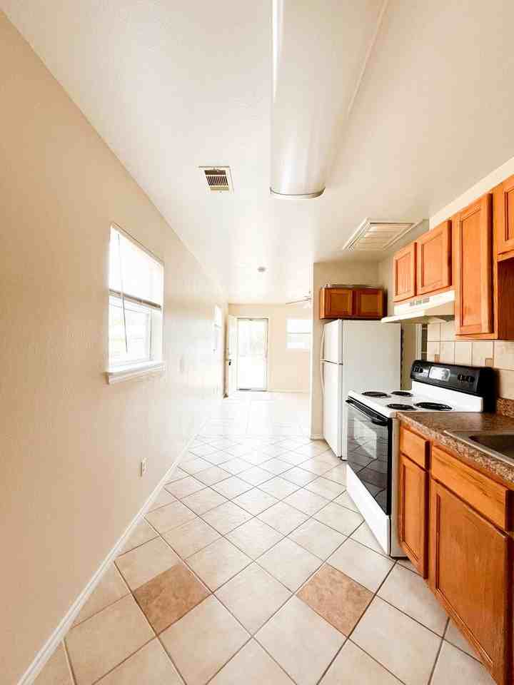 211 W Bobwhite Ln - Photo 7 of 18