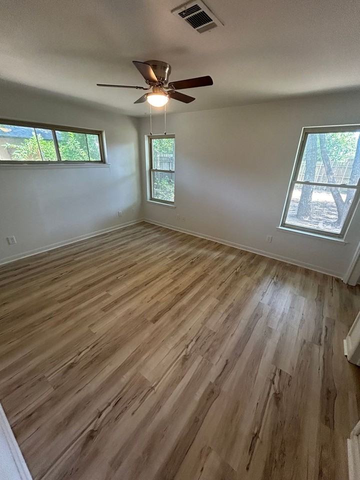 2820 Yorkshire St - Photo 4 of 12