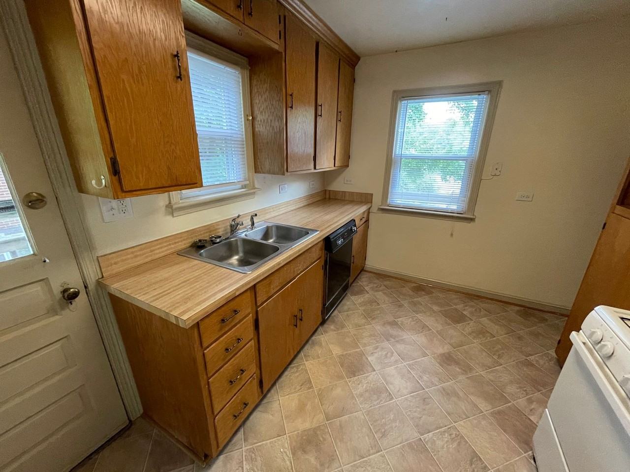 1009 Saint Charles Ave - Photo 6 of 11