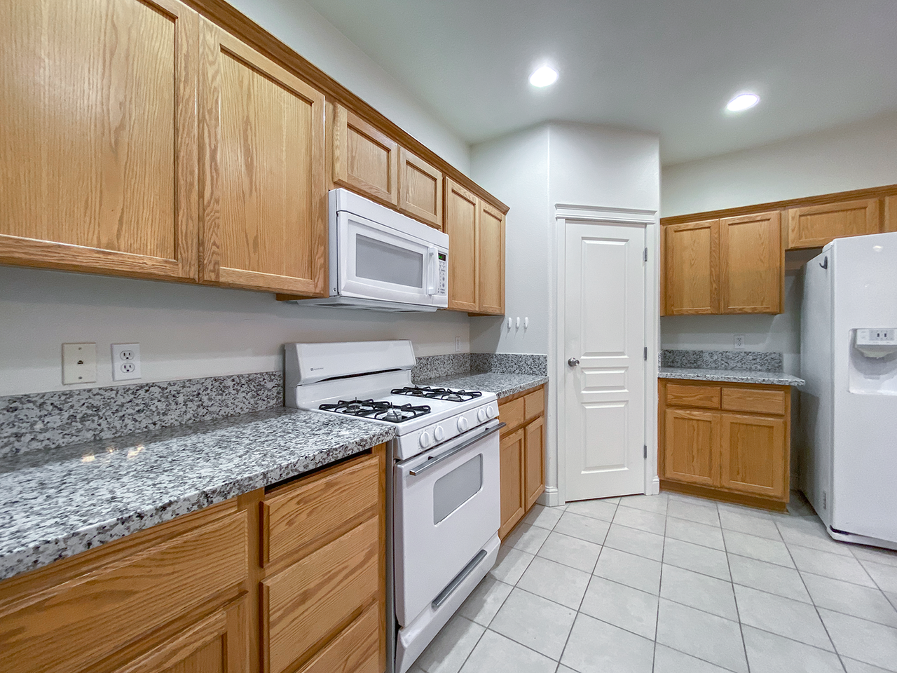 4638 Ne Beaumead Ln - Photo 7 of 27