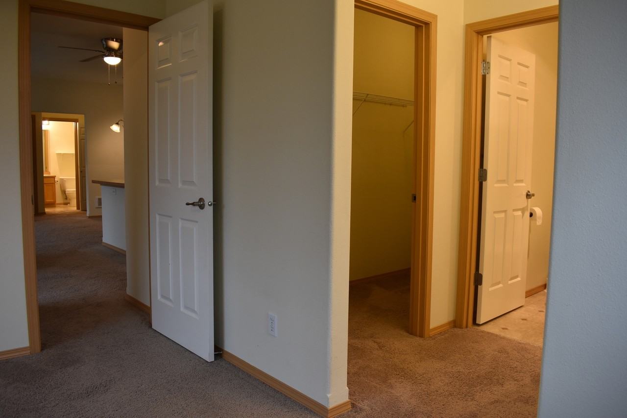 1389 Hudson St - Photo 7 of 11