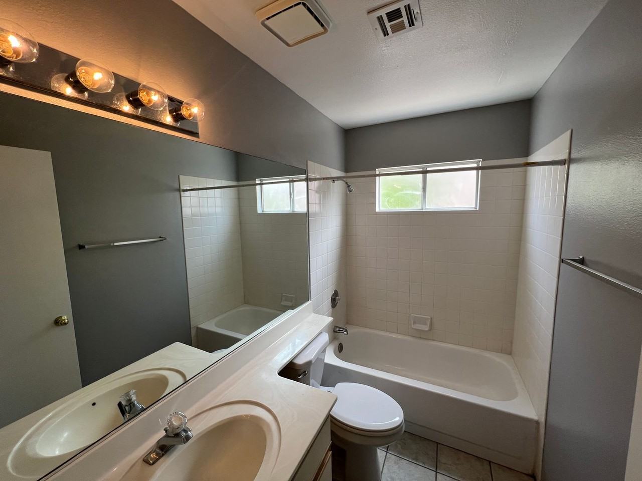 1718 Comstock Dr - Photo 4 of 12