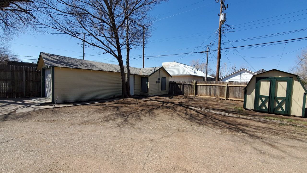 1408 S Madison St - Photo 3 of 10