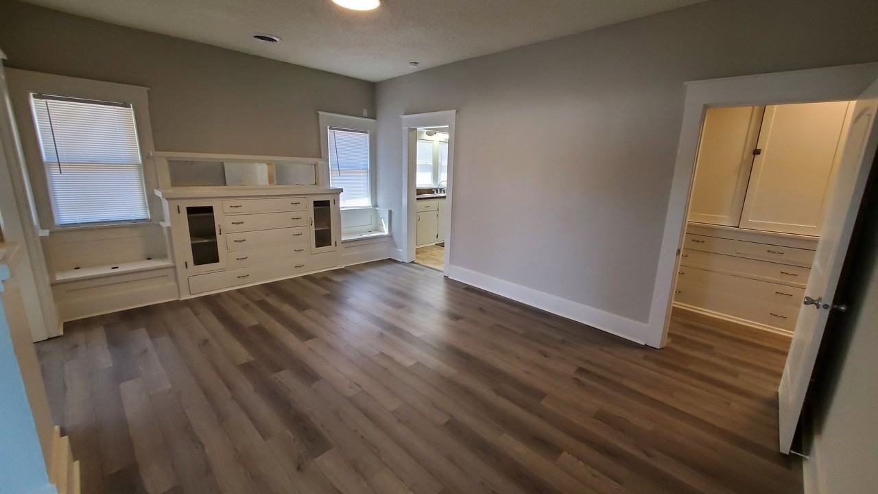 1408 S Madison St - Photo 5 of 10