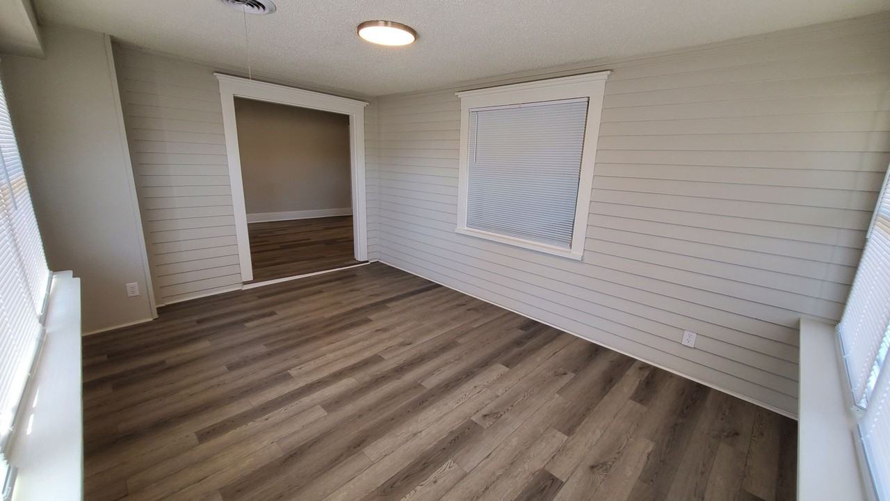 1408 S Madison St - Photo 6 of 10
