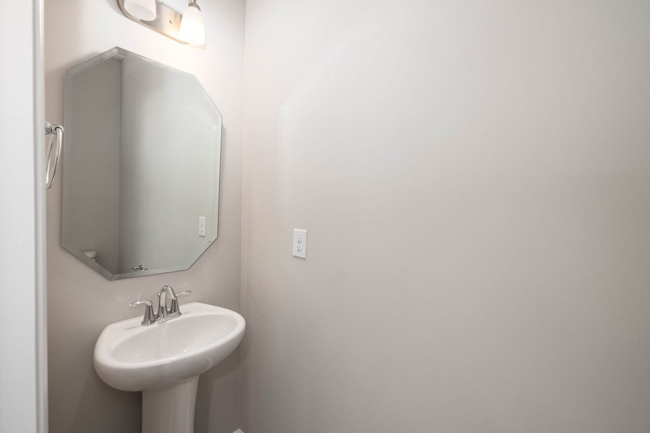 146 S Dorsett St - Photo 7 of 19