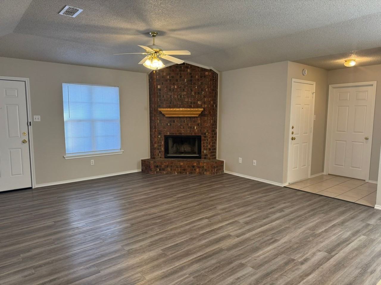 209 Grover Ave - Photo 3 of 19