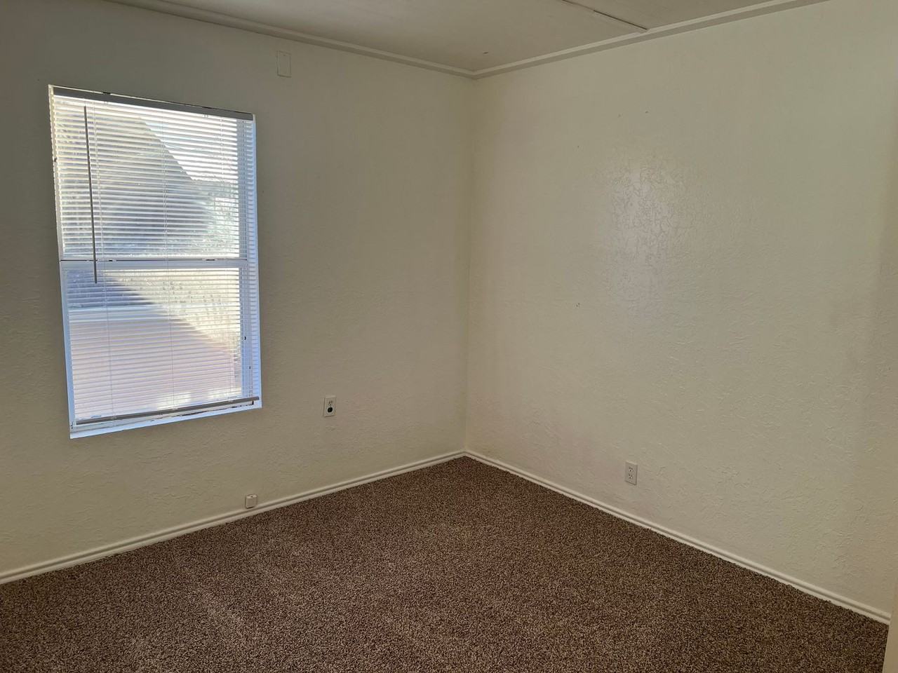 512 1/2 W 15th St - Photo 5 of 9