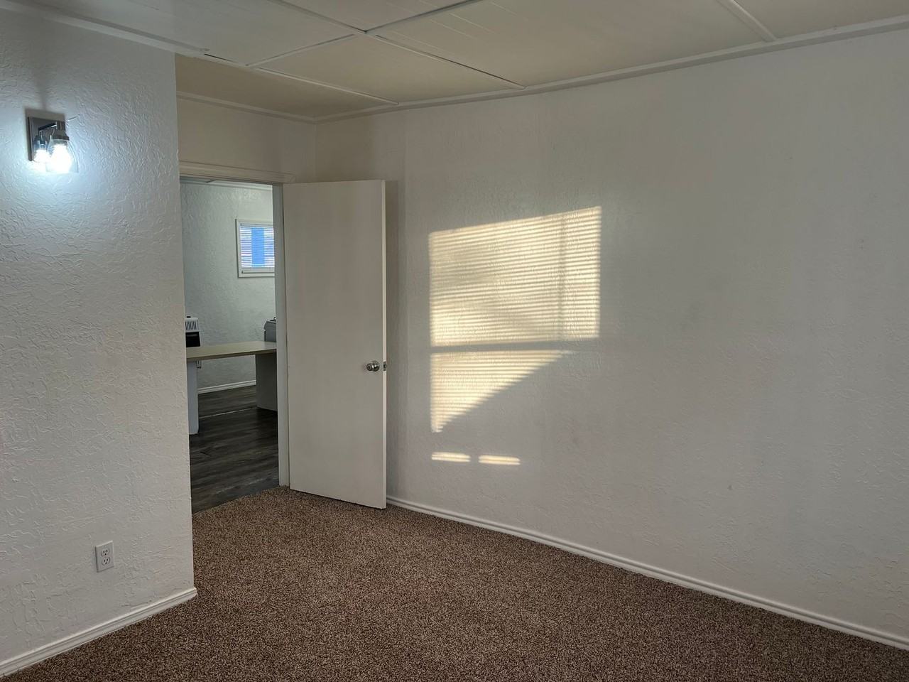 512 1/2 W 15th St - Photo 6 of 9