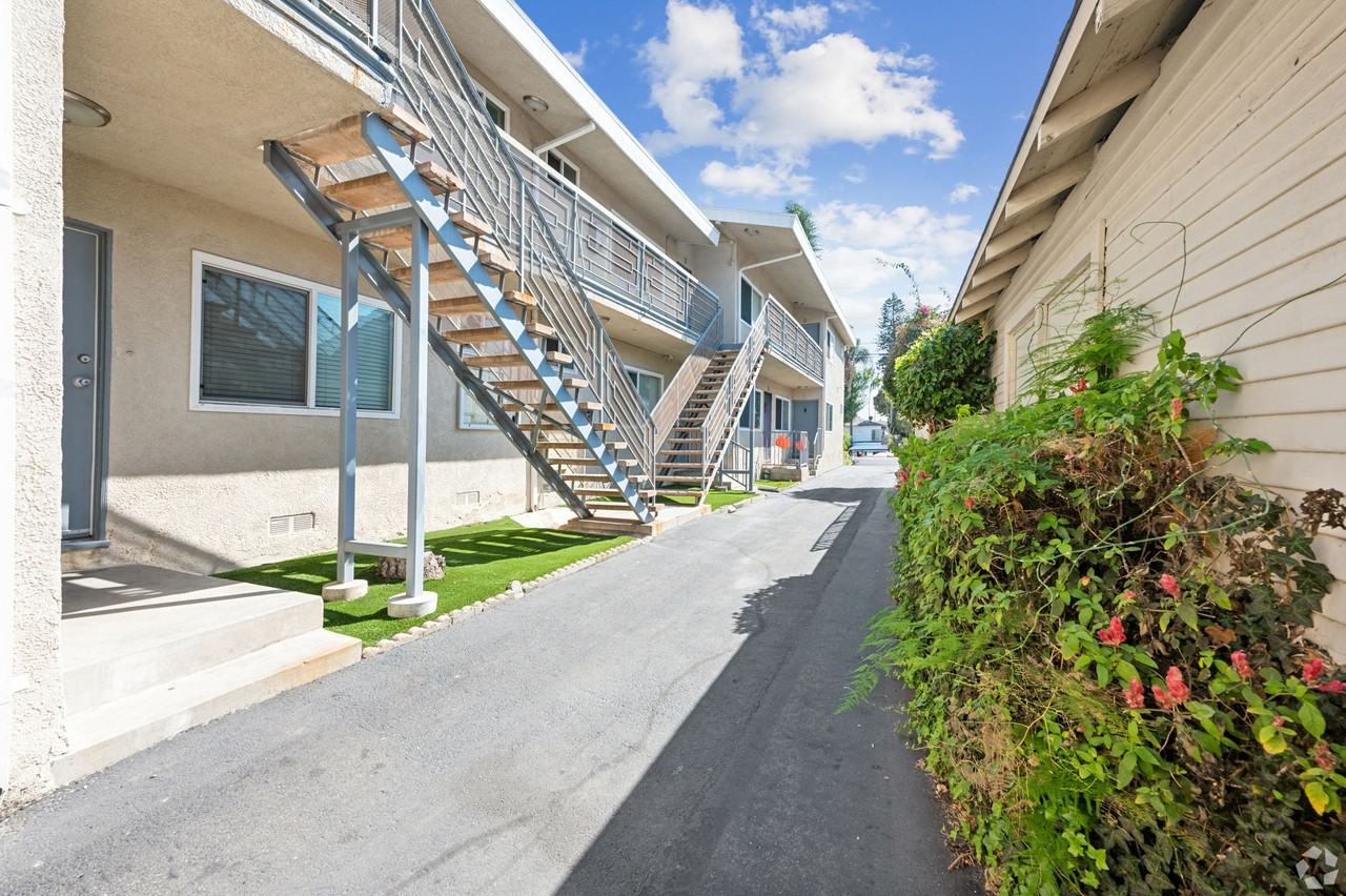 435 W. Regent St - Photo 2 of 5