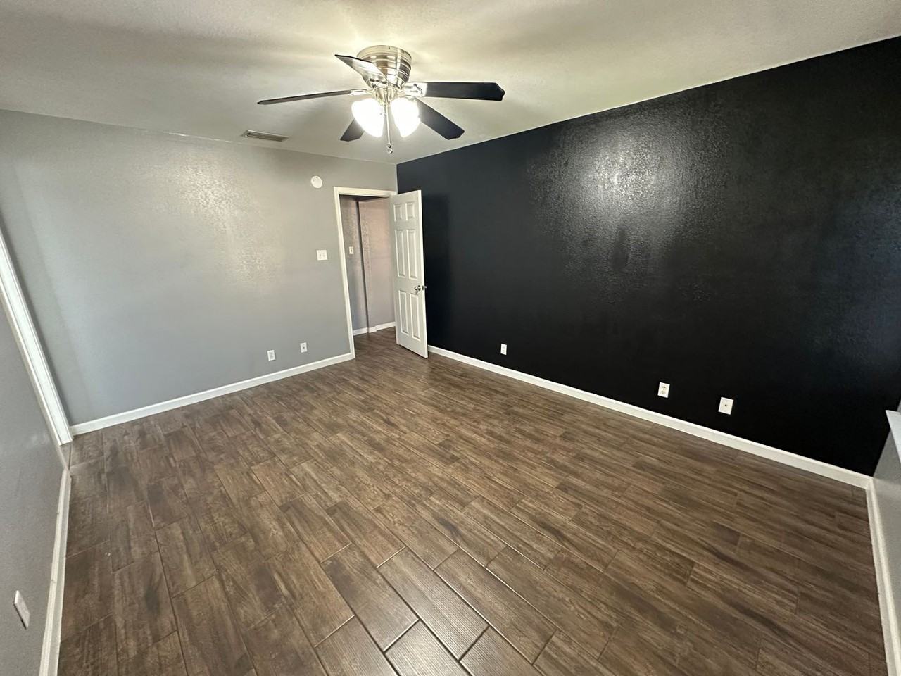 3501 Warfield Dr - Photo 5 of 19