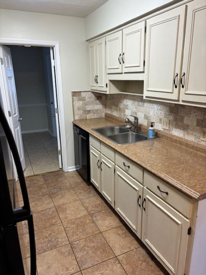 3 Abbey Ct - Photo 3 of 18