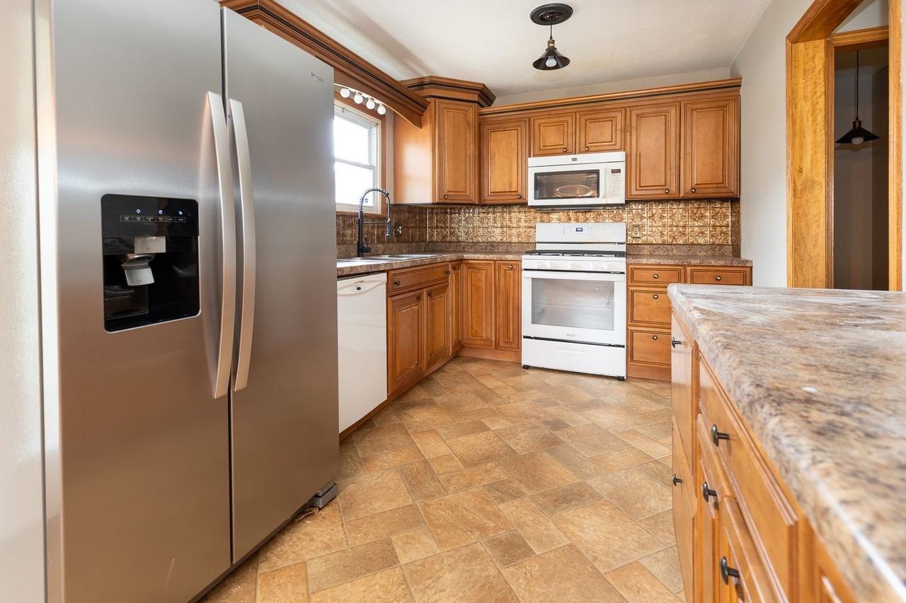 1502 Julie Dr - Photo 5 of 20