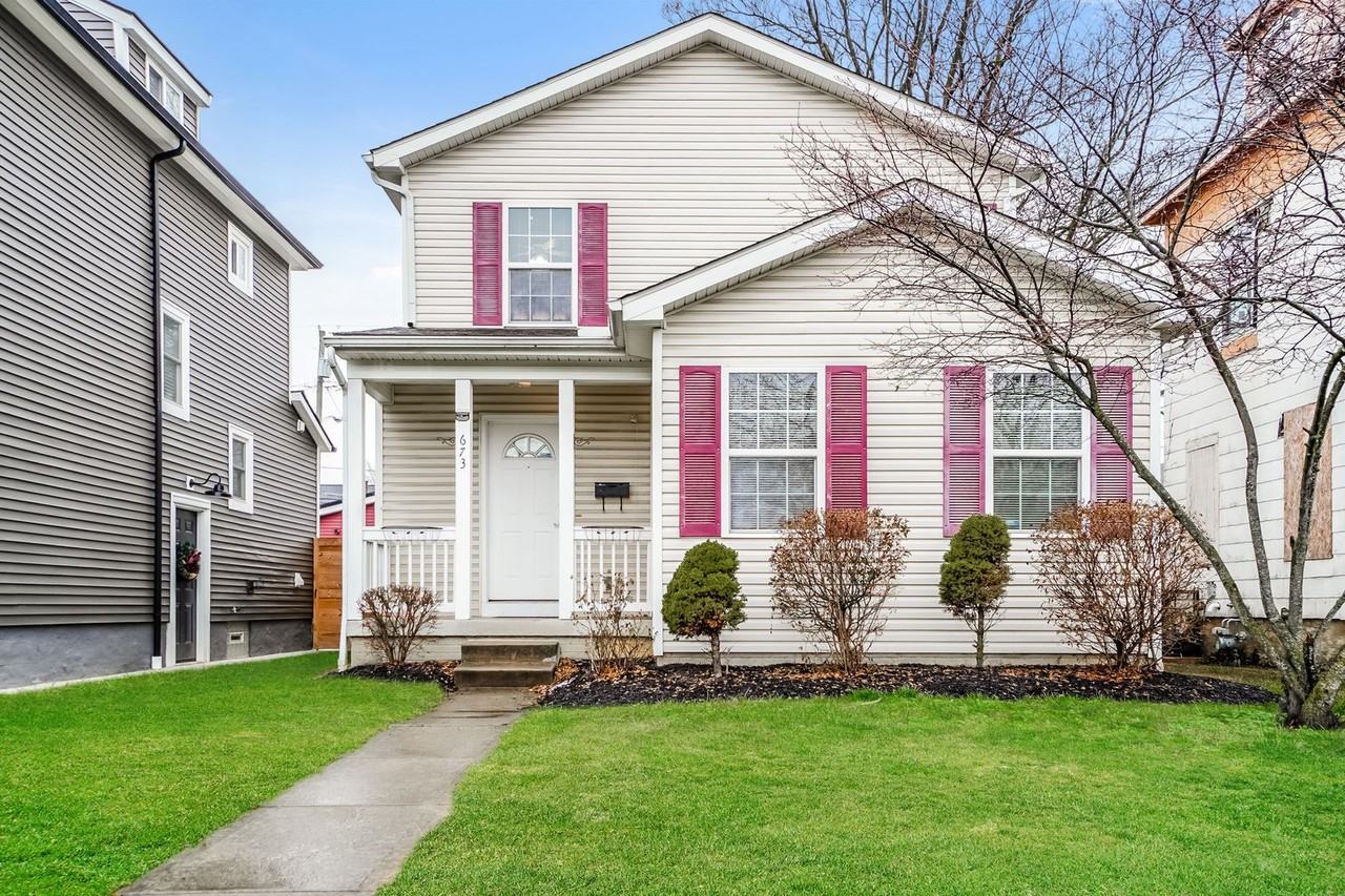 673 Gilbert St - Photo 2 of 20